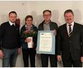 Bild: Raiffeisen Waren GmbH
Vorstandssprecher Bernhard Werner (rechts) und der Geschäftsführer der Waren GmbH, Markus Schrott (links), würdigen die Verdienste von Josef Haunersdorfer. Mit im Bild seine Frau Gerlinde.