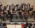 Bild: Hirsch
Chefdirigent Johann Mösenbichler (stehend) ist mit dem Auftritt seines Orchesters sehr zufrieden und spendet den Musikern gemeinsam mit den Zuhörern viel Applaus.