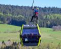 Bild: Florian Miedl/fph
An der neuen Seilbahn am Ochsenkopf stand eine Evakuierungsübung auf dem Programm. Vom Tragseil lässt sich der Bergretter auf das Dach der Gondel ab, öffnet von Hand die Türen und bereitet das Seil zum Ablassen vor.