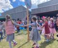 Bild: Kinderhaus Weltentdecker/exb
Nachdem der Maibaum aufgestellt war, tanzten die Kinder ausgelassen um den Frühlingsboten herum.