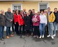 Bild: Daniela Zimmermann/exb
Gertrud Völkl (Sechste von rechts) gratulierten Josef Wagner, Bürgermeister Franz Schöner, Albert Schicker, Martha Göhl, Heinz Hoffmann, Markus Kilian, Erna Weis, Sigrid und Robert Völkl, Brigitte Hoffmann, Tochter Claudia Tretter, Angela Meier, Enkel Tim Tretter und Rico Tretter (von links).