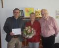 Bild: fz
Dritter Bürgermeister Christian Schramek (links) übermittelt Waltraud Barth die Glückwünsche der Gemeinde zum 80. Geburtstag.
