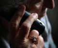 Symbolbild: Karl-Josef Hildenbrand
Eine ältere Frau telefoniert mit einem schnurlosen Festnetztelefon. Derzeit geben sich Betrüger wieder als Polizeibeamte aus.