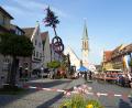 Bild: kaz
In gewohnter Weise wird der Maibaum in Kemnath mit dem Bagger in die Höhe gezogen.