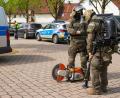 Bild: scm
Gefängnistüren sind etwas dicker. Deshalb rücken Spezialeinsatzkräfte mit einer großen Kreissäge an.