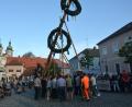 Bild: jr
Etwa 25 Bürger, darunter vier Kassecker-Azubis, hieven den Maibaum in die Höhe.