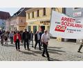 Bild: mfh
Vom Sparkassenplatz zum Rathaus marschierten die Teilnehmer der Sulzbach-Rosenberger Maikundgebung.