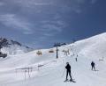 Bild: Sabine Dobel/dpa
Skifahrer fahren neben einem Lift die Piste hinunter.