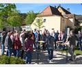 Bild: gf
Rund 50 Poppenrichter Bürger informieren sich über die künftige Nutzung des alten Mesnerhauses (im Hintergrund) und bringen eigene Anregungen und Wünsche ein. Bürgermeister Hermann Böhm und Klaus Zeitler (beide mit dem Rücken zur Kamera) moderierten den Bürgerdialog.