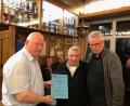 Bild: Stefan Bock/exb
Ludwig Bock (Mitte) ist seit stolzen 70 Jahren Mitglied bei der SpVgg Schirmitz. Seine Ehrung überreichen Vorsitzender Sigi Pautsch und Zweiter Vorsitzender Reinhard Herrmann.