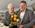 Bild: Stefanie Gradl
Bürgermeister Hans-Martin Schertl gratuliert Magdalena Ludwig zum 95. Geburtstag.