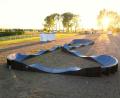 Symbolbild: Pumptrack.de/exb
Für einen Monat hat die Gemeinde Speichersdorf eine mobile Pumptrack-Anlage wie diese angemietet. Damit möchte die Kommune ausloten, wie groß das Interesse der Jugendlichen und Kinder an einer solchen Freizeiteinrichtung ist, um gegebenenfalls einmal einen festen Rundkurs zu errichten.