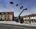 Bild: gz
Mit maschinellem Einsatz hievt zweiter Bürgermeister Thomas Kleber den Maibaum in die Verankerung.