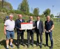 Bild: Achim Neupert/exb
Freuen sich gemeinsam über die Spende. Rupert Troppmann, Landrat Andreas Meier, Vorstandsmitglied Johann Zach, Michael Hauer und Achim Neupert (von links).