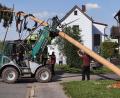 Bild: R. Kreuzer
Mit einem Traktor sichern Mitglieder den Maibaum, mit acht Schwalben hoben Männer den Baum in die Höhe, der nun zum 60-jährigen Jubiläum auf der Dorfwiese stehen bleibt.