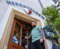 Bild: Stephan Huber
Sebastian Apfel öffnete am Dienstag, 30. April, zum letzten Mal "Das Eisenherz" am Spitalgraben. Vor 2015 befanden sich dort die Herrnstuben, wie immer noch am Eingang zu lesen ist.
