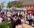 Bild: le
Ein fröhliches Treiben in gesellschaftlicher Runde herrschte beim achten Flosser Maimarkt im Herzen des Marktes.