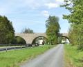 Bild: Portner
Die Dreibogenbrücke über die B22 führt über die Staatsstraße und den Radweg aus Richtung Niedermurach in die Stadt Oberviechtach hinein. Das Bauwerk aus den 1930-er Jahren ist als Denkmal ausgewiesen.