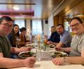 Bild: Martina Beierl/exb
Das Speed-Dating-Event ist gelungen. Bärenwirtin Susanne Richthammer (rechts) aus Rieden verkocht Fleischprodukte von Bio-Landwirt Christian Rester (links), der nur wenige Kilometer entfernt einen Naturland-Bio-Hof betreibt.