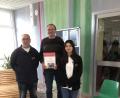 Bild: BRK Wiesau/exb
Stellvertretender BRK-Bereitschaftsleiter Richard Meierl (links) und Merve Yasar vom Jugendrotkreuz dankten Anton Englmann für 50 Blutspenden.