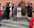 Bild: ksa
Nach ihrer standesamtlichen Trauung werden Rommi und Erwin Schneider von Gratulanten vor dem Rathaus erwartet.