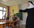 Bild: hdk
Schwester Faustina und ihre Schüler zeigten in Spielszenen, wie der Unterricht in den 1950er Jahren ausgesehen haben könnte.