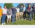 Bild: lst
Spielleiter Reinhold Scharl (Zweiter von rechts) gratulierte den Siegern der Fahrenbach-Trophy 2024, die am Wochenende in Schmidmühlen ausgetragen wurde.