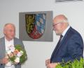 Bild: hme
Martin Staffe (links) nimmt für "Lichtblicke" eine Spende von Georg Stahl, Kreisvorsitzender der Senioren-Union, entgegen.