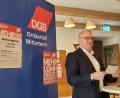 Bild: Verdi Oberpfalz/exb
Verdi-Bezirksgeschäftsführer Alexander Gröbner bei seiner Mairede im Mehrgenerationenhaus in Mitterteich.