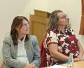 Bild: bjp
Sabrina Schaffner vom Bauamt der Verwaltungsgemeinschaft Pressath (links) erläutert dem Trabitzer Gemeinderat Sinn und Nutzen eines Baumkatasters, das Bürgermeisterin Carmen Pepiuk zur Diskussion gestellt hatte.