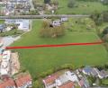 Bild: Thilo Hierstetter
Vor zwei Jahren lagen die Pläne zum Baugebiet „Loderhof BA III“ erstmals im Stadtrat auf dem Tisch. Seitdem hat sich dort bis auf ein Projekt (links) nicht viel getan. Um die weitere Erschließung voranzubringen, muss eine Straße entlang der verlängerten Mozartstraße von Ost nach West zur Loderhofstraße (ungefähr rote Linie) gebaut werden.