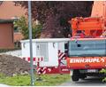 Bild: sl
Beim ehemaligen Löschteich in Döllnitz wird eine der neuen Ortsnetzstationen gebaut und installiert.