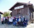 Bild: Christina Ponader/exb
Vor der ehemaligen Güterhalle der Bahnstation Bärnau fanden sich die Teilnehmer zu einem Gruppenfoto zusammen. Ingrid Leser (links) erläuterte an Ort und Stelle Geschichte und Gegenwart des Bärnauer Bahngeschehens.