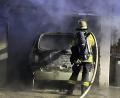 Bild: Polizeiinspektion Amberg
Auch der rasche Einsatz der Feuerwehr konnte bei einem Brand in der Glückaufstraße nicht verhindern, dass ein Auto in einer Garage komplett ausbrannte.