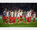 Bild: Tom Weller/dpa
Party in der Champions League: Der FC Bayern zieht gegen Arsenal London ins Halbfinale der Champions League ein.