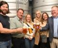 Bild: gf
Bräu Maximilian Winkler (links) zapfte die ersten Schlucke Dultbier zum Verköstigen direkt aus dem Lagertank ab. Weiter von links: Festwirt Reinhard Gschrey, Simone Böhm-Donhauser, ACC-Geschäftsführerin Erika Sauerwein, Maria Frank und Oberbürgermeister Michael Cerny.