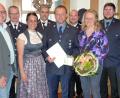 Bild: lgc
Andreas Walberer nimmt Glückwünsche von (von links) Johannes Schmid. Reiner Kopp, Tanja Renner, Wolfgang Schwarz, Marco Saller, Sabrina Walberer, Benjamin Schmid und Stefan Thaller entgegen.