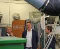 Bild: gsp
OTH-Präsident Professor Clemens Bulitta (links) und Professor Raphael Lechner (rechts) stellen Bayerns Wissenschaftsminister Markus Blume das Kompetenzzentrum Kraft-Wärme-Kopplung vor.