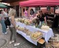 Bild: hdk
Zum ersten Mal verkaufte die ortsansässige Regens-Wagner-Stiftung Produkte aus ihrem Hofladen am Markt der Genüsse.