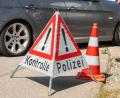 Bild: Peter Kneffel/dpa
Ein Schild mit Aufschrift „Kontrolle Polizei“ steht während einer Veranstaltung auf dem Kontrollplatz Piding Nord, A8, Fahrtrichtung München.