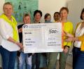 Bild: Landfrauen Naabdemenreuth/exb
Die Landfrauen Naabdemenreuth übergeben 500 Euro an Leiterin Eniko Nagy (rechts) vom Frauenhaus in Weiden.