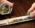 Symbolbild: Daniel Karmann/dpa
Einen Joint mit Marihuana rauchen – seit 1. April ist das legal. Doch es gibt zahlreiche Einschränkungen. In Sulzbach-Rosenberg gibt es bereits Interesse an einem Cannabis Social Club.