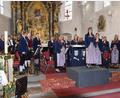 Bild: bö
Mit lang anhaltendem Beifall bedenken die Zuhörer die Musiker der Trachtenkapelle Hohenburg beim Frühjahrskonzert. Anja Paulus (am Pult) und Tanja Metschl (rechts daneben) dirigieren die Interpreten.