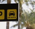 Symbolbild: Clara Margais/dpa
Schild einer Autovermietung auf Mallorca: Gebucht hat man den Wagen idealerweise schon von Deutschland aus.