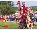 Bild: jua
Der erste Mittelalterliche Markt auf Schloss Guteneck wird begleitet von einem Ritterturnier, das Hunderte von Besuchern in der eigens aufgebauten Arena verfolgen.