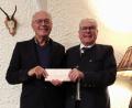 Bild: Lions-Club Tirschenreuth 
Groß war die Freude von Peter Hausbeck (rechts), als ihm Lions-Präsident Albert Saller den Lions-Preis im Wert von 500 Euro überreichte.