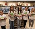 Bild: Roland Wellenhöfer/exb
Die Künstlerinnen mit ihren jeweiligen Werken: (von links) Lara Grabenbauer (Grundschule 3a) und von den Talentklassen der Realschule Hannah Kraus (8), Marie Dietl (9), Anna-Maria Weiß (7) und Emily Faltermeier (10).