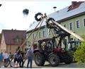 Bild: sl
Bei herrlichem Frühlingswetter machen sich die Feuerwehrmänner mit Vorsitzendem Johann Kellner (links) ans Werk.