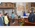 Bild: dob
Bei der Kirchenführung entdecken die Teilnehmer mit der Koordinatorin des Simultankirchenradwegs und Mitglied des Ökumene-Ausschusses, Michaela Wolfinger, viele Details.