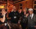 Bild: fks
Daniela und Gregor Schraml (von links) trinken mit Verbandspräsidentin Michaela Habbel und dem Herausgeber des Deutschen Whisky Guides, Heinfried Tacke, einen Schluck des frisch ausgezeichneten "Stonewood Drà".